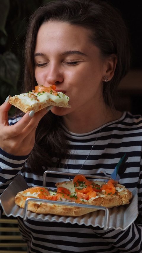 Penyebab Cegukan setelah Makan, Konsumsi Makanan Pedas hingga Menelan Terlalu Cepat