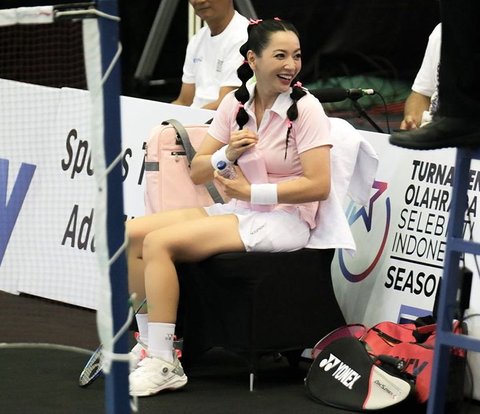 Cute Makeup Hesti Purwadinata When Playing Badminton, Her Appearance Looks like a Teenager