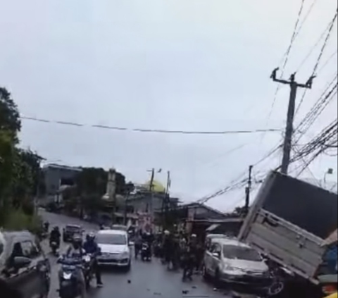 Detik-Detik Kecelakaan Beruntun 7 Mobil di Puncak, Dipicu Truk Boks Rem Blong