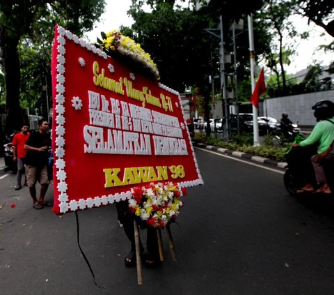 Hari ini, Presiden ke-5 RI Megawati Soekarnoputri merayakan hari ulang tahun (HUT) ke-77. Karangan bunga sebagai ucapan selamat ulang tahun pun membanjiri kediamannya di Jalan Teuku Umar, Menteng, Jakarta, Selasa (23/1/2024).