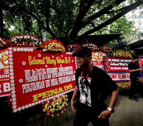 FOTO: HUT ke-77, Megawati Banjir Kiriman Karangan Bunga 'Penjaga Demokrasi' dari Aktivis 98