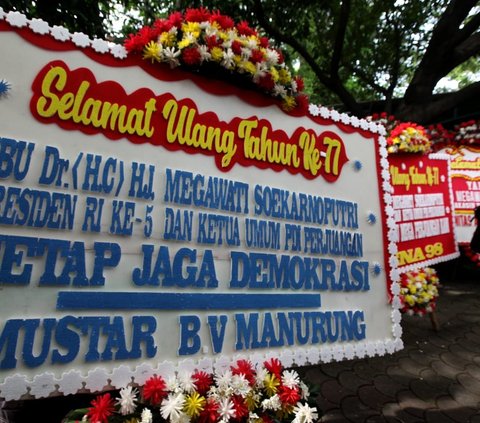 FOTO: HUT ke-77, Megawati Banjir Kiriman Karangan Bunga 'Penjaga Demokrasi' dari Aktivis 98