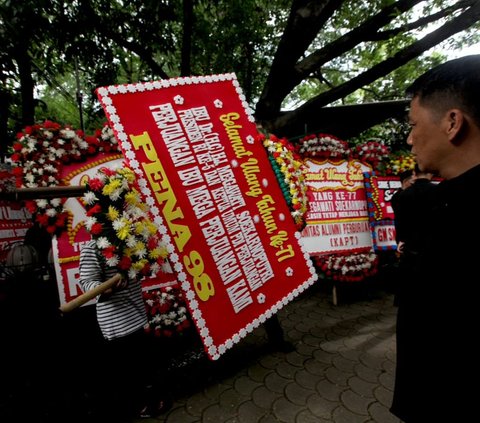 FOTO: HUT ke-77, Megawati Banjir Kiriman Karangan Bunga 'Penjaga Demokrasi' dari Aktivis 98