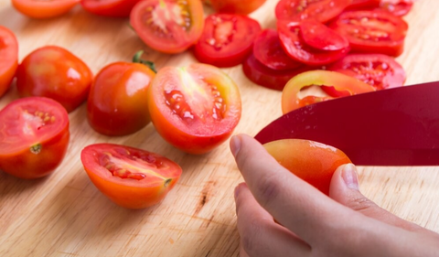 1. Tomat Sayur: Bentuk Tidak Teratur, Tekstur Lembut