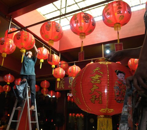 Pekerja memasang lampion merah pada salah satu sudut Klenteng Hok Lay Kiong, Bekasi, Jawa Barat, Selasa (23/1/2024). Klenteng Hok Lay Kiong bersiap menyambut perayaan Tahun Baru Imlek 2024 M/2575 Kongzili dengan pemasangan 1.000 lampion. Merdeka.com/Imam Buhori