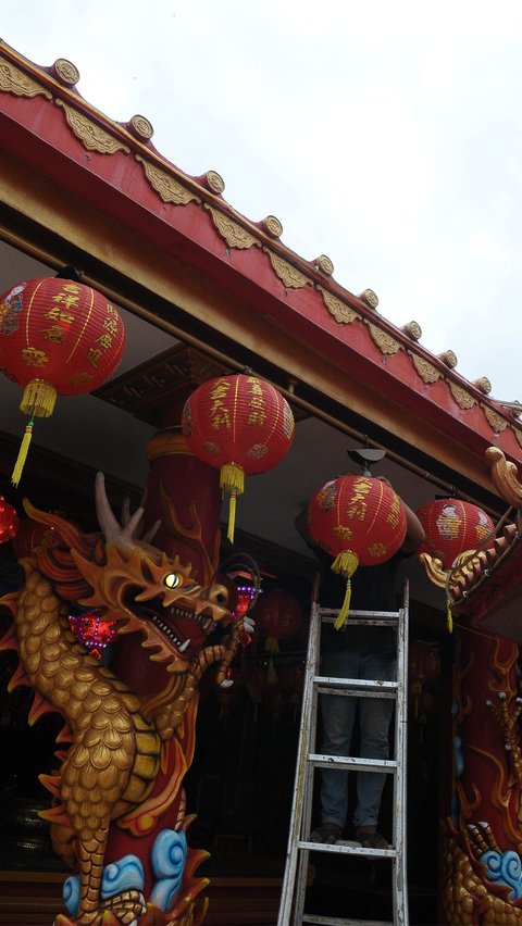 Lampu lampion menjadi salah satu ornamen yang lekat dengan perayaan Tahun Baru Imlek. Merdeka.com/Imam Buhori<br>