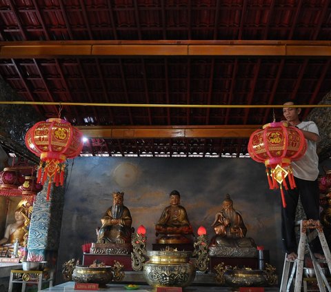 FOTO: Klenteng Hok Lay Kiong Bekasi Sambut Perayaan Imlek dengan 1.000 Lampion