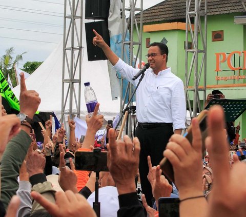 Calon Presiden nomor urut 1, Anies Rasyid Baswedan bersama ribuan pendukung mengangkat telunjuknya saat menghadiri kampanye akbar yang berlangsung di Lapangan Jambidan, Bantul, Daerah Istimewa Yogyakarta (DIY), pada Selasa (23/1/2024). Foto: AFP/Devi Rahman