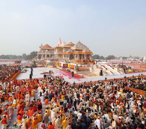 Perdana Menteri India Narendra Modi memimpin penahbisan sebuah kuil megah yang didedikasikan untuk dewa Hindu, Lord Ram di Ayodhya, India, pada Senin (22/1/2024). Peresmian kuil ini dihadiri ribuan umat Hindu dari berbagai penjuru India. Foto: India's Press Information Bureau/Handout via REUTERS