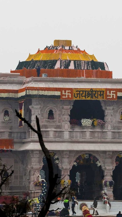 Berdiri di kompleks seluas 28 hektare, Kuil Lord Ram ini tampak begitu megah. Pembangunannya menelan biaya hingga 15 miliar rupee, atau setara Rp2,8 triliun. Foto: REUTERS/Adnan Abidi