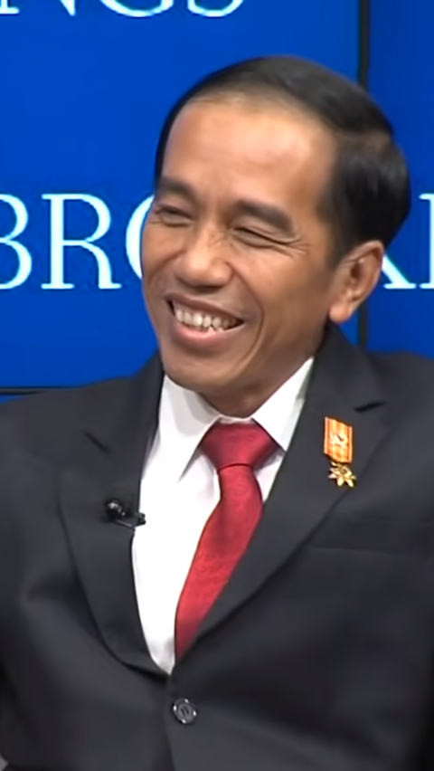 Viral Video Presiden Jokowi Diduga Acungkan Dua Jari, Mahfud MD: Biar Masyarakat yang Menilai