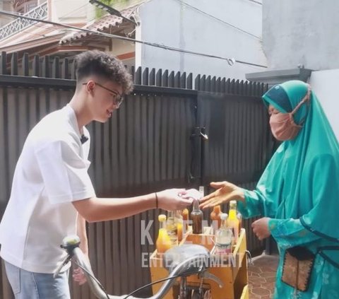 7 Photos of Aaliyah Massaid's Half-Sister Selling Herbal Medicine Using an Old Bicycle Around the Alley, Flooded with Praise!