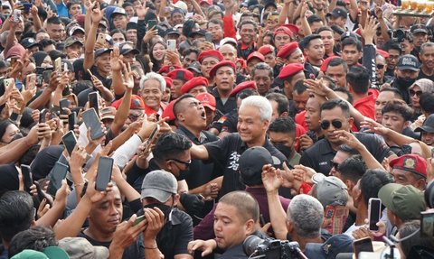 Momen Ganjar Hadiri Pesta Rakyat di Kendal, Sapa Ribuan Pendukung