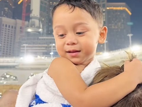 Cute Banget! Potret Levian Anak Lesti dan Rizky Billar saat Ikut Ibadah Umrah, Kenakan Pakaian Ihram