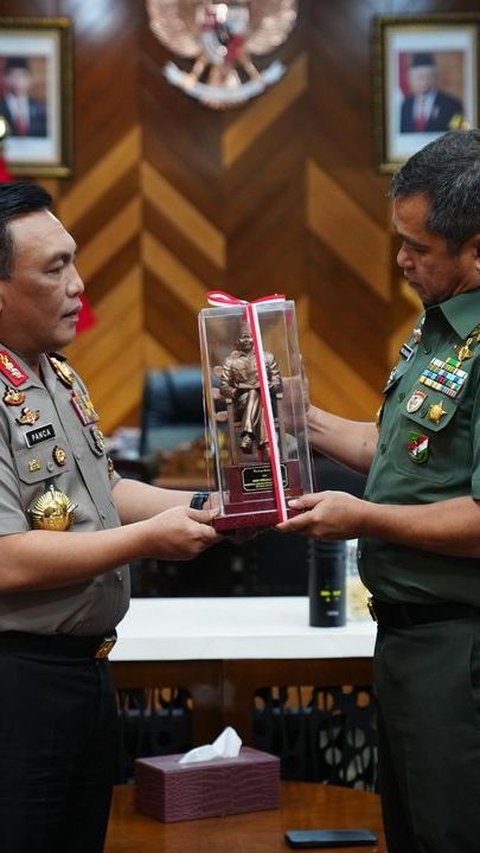 Saling Akrab Dua Jenderal TNI-Polri Bermarga Simanjuntak
