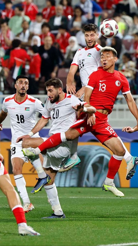 Keberhasilan Timnas Palestina lolos ke babak 16 besar Piala Asia 2023 ini memberikan secuil kegembiraan di tengah peperangan yang terus berlanjut di Jalur Gaza. Foto: REUTERS/Thaier Al-Sudani