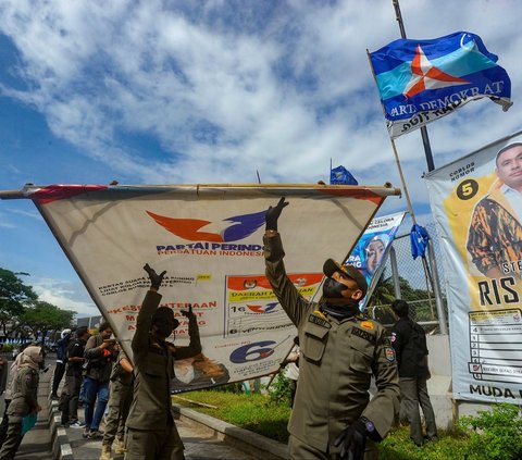 Petugas gabungan dari Panwaslu, Satpol PP, dan Polresta Depok menertibkan sejumlah alat peraga kampanye (APK) Pemilu 2024 di Jalan Margonda Raya,  Kota Depok, Jawa Barat, Rabu  (24/01/2024). 