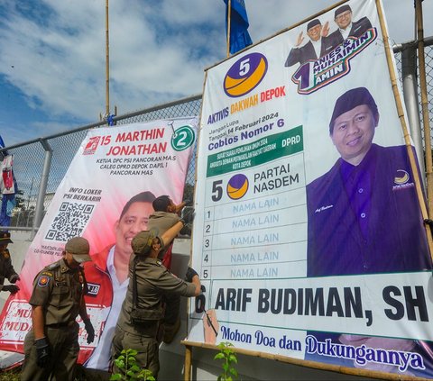 FOTO: Petugas Gabungan Tertibkan Puluhan Baliho Kampanye Bermasalah di Depok