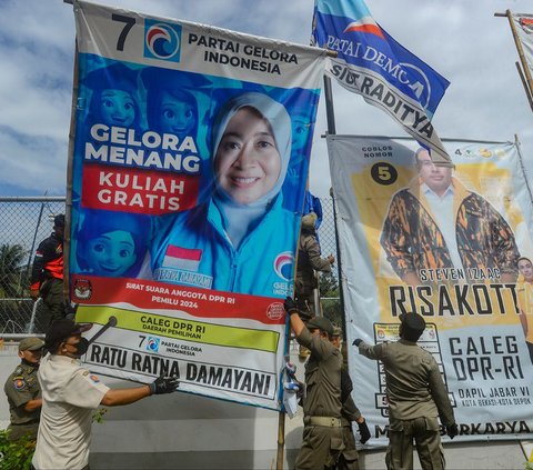 FOTO: Petugas Gabungan Tertibkan Puluhan Baliho Kampanye Bermasalah di Depok