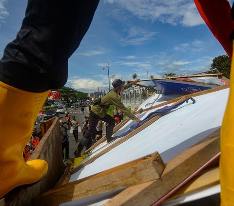 FOTO: Petugas Gabungan Tertibkan Puluhan Baliho Kampanye Bermasalah di Depok