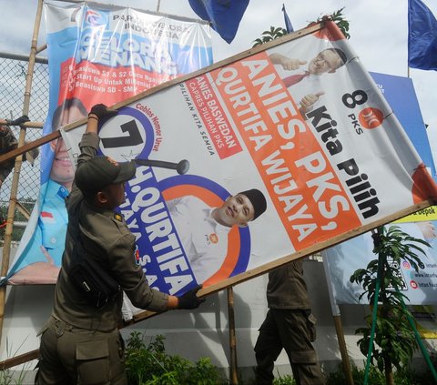 FOTO: Petugas Gabungan Tertibkan Puluhan Baliho Kampanye Bermasalah di Depok