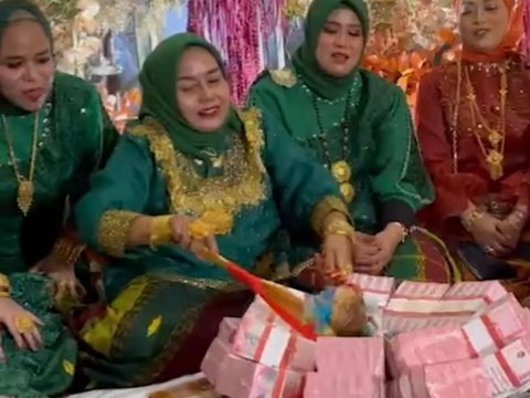 Seperti Mengaduk Rendang, Begini Penampakan Uang Panai Gepokan Rp2 Miliar di Atas Nampan di Acara Lamaran Putri DA