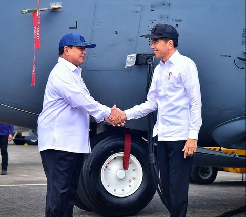 Presiden Joko Widodo atau Jokowi dengan blak-blakan mengungkapkan bahwa presiden boleh berkampanye dan memihak salah satu calon di Pilpres 2024. Hal itu diungkapkan Jokowi seusai acara penyerahan tiga jenis pesawat tempur kepada TNI di Lanud Halim Perdanakusuma, Jakarta, Rabu (24/1/2024). Foto: Setpres RI