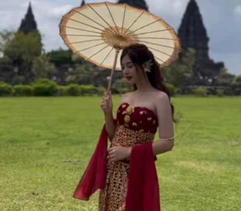 Women Dressing as 'Roro Jonggrang' in Prambanan, Astonishing Visitors