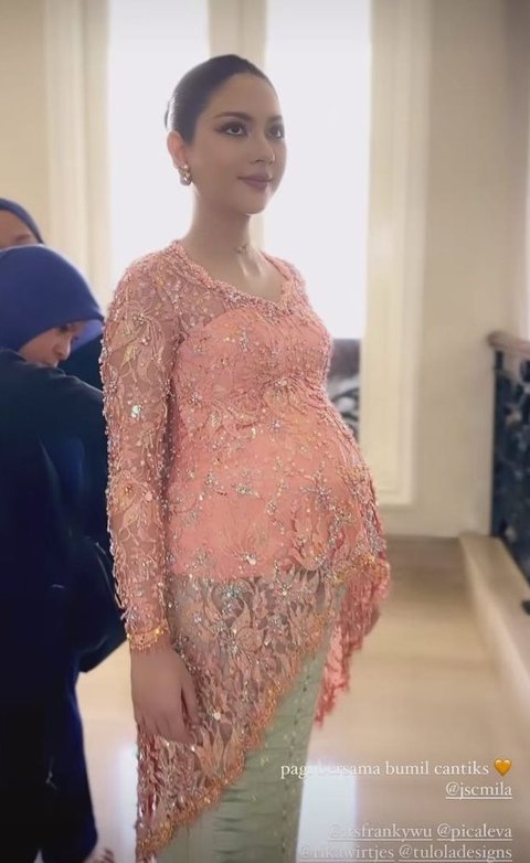 Di momen itu, Jessica Mila tampil sangat menawan dengan kebaya bernuansa peach.<br>