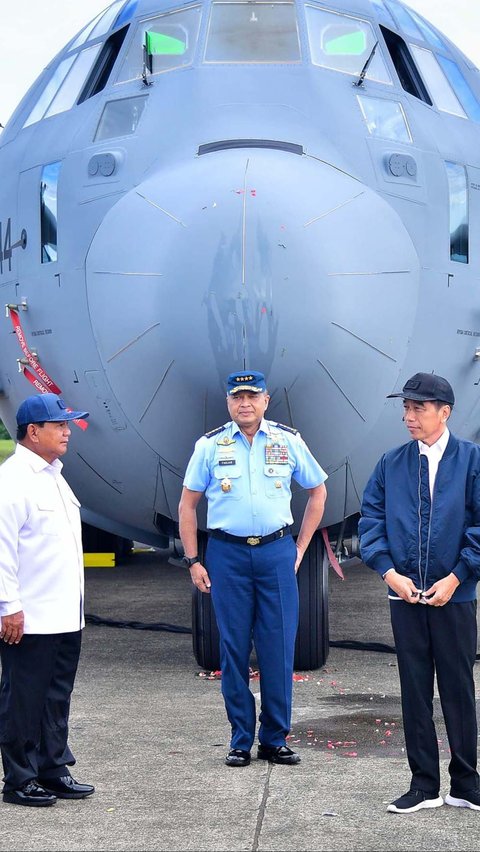 Dalam momen tersebut Jokowi didampingi Menteri Pertahanan Prabowo Subianto. Foto: Setpres RI