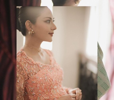 Portrait of Jessica Mila at the 7-Month Ceremony, Gracefully Wearing a Peach-Colored Traditional Dress