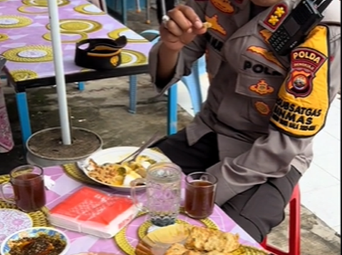 Sarapan Pagi, Para Perwira Polisi Ini Begitu Nikmat Makan Gorengan & Lontong di Warung Sederhana