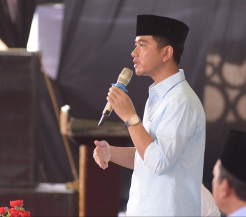  Dalam kesempatan itu, Gibran menyampaikan bahwa dirinya dan capres Prabowo Subianto punya program untuk menyejahterakan pondok pesantren dan santri.