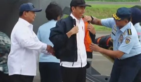 Dalam video, sambil tersenyum Kasau tampak membantu presiden untuk memakai jaket.