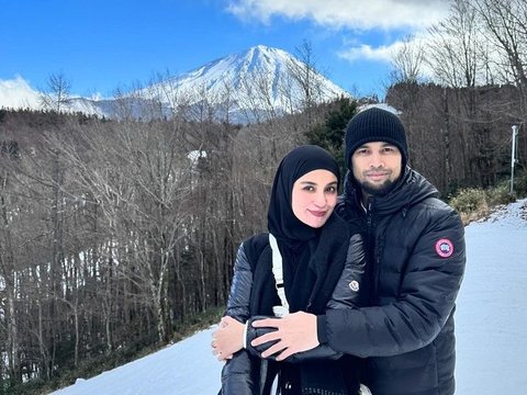 Foto-foto Mesra Shireen Sungkar dan Teuku Wisnu di Jepang, Romantis Banget Bikin Baper Netizen