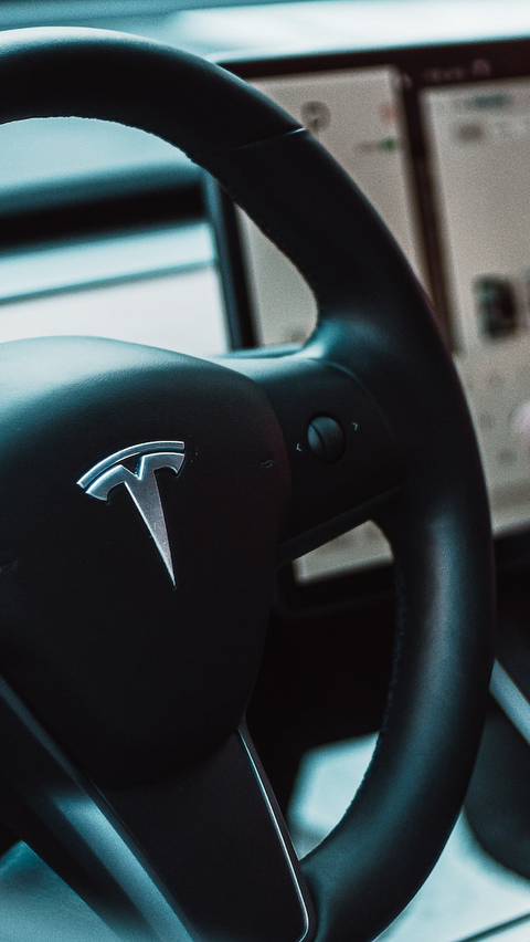 Menteri Bahlil Bantah Tom Lembong: Tesla Masih Gunakan Nikel untuk Baterai Mobil Listrik