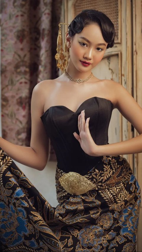 Dalam unggahan lainnya, Luz terlihat anggun dengan crop top dan celana kain bercorak batik.