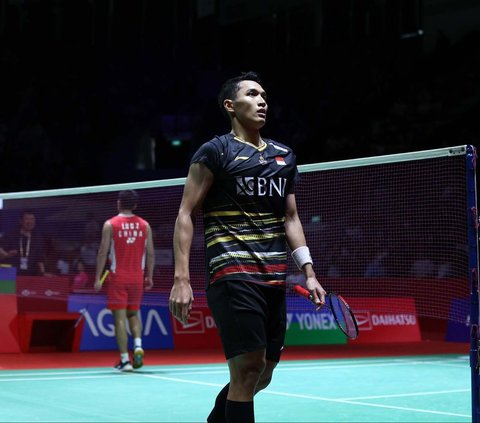 Pebulu tangkis tunggal putra Indonesia, Jonatan Christie gagal melaju ke babak 16 besar Indonesia Masters 2024. Jojo, sapaan akrab Jonatan, menelan kekalahan pahit dari wakil China, Lu Guang Zu saat berduel di Istora GBK, Senayan, Jakarta pada Rabu (24/1/2024). Foto: Bola.com/M Iqbal Ichsan