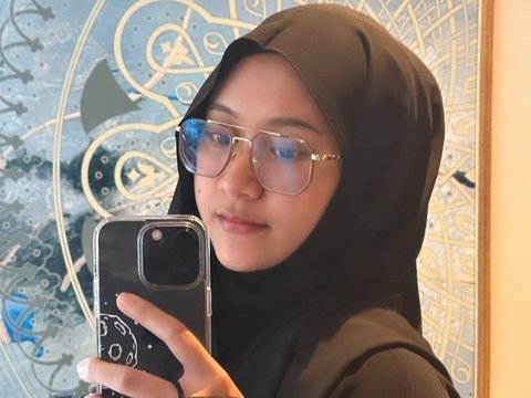 Potret Riang Cahya Adik Happy Asmara Tampil Berhijab saat Umrah, Tak Kalah Cantik dari Sang Kakak