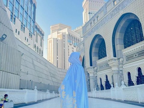 Potret Riang Cahya Adik Happy Asmara Tampil Berhijab saat Umrah, Tak Kalah Cantik dari Sang Kakak