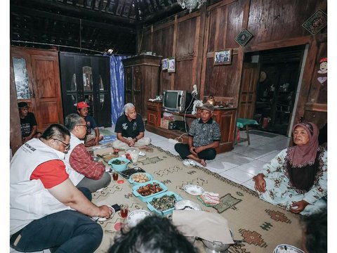 Ganjar Pranowo's Moment of Chatting in Angkringan and Staying at a Resident's House in Gunung Kidul