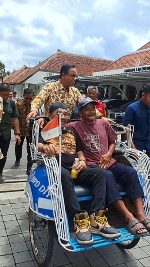 Anies Moments Riding a Pedicab after Meeting Sri Sultan HB X