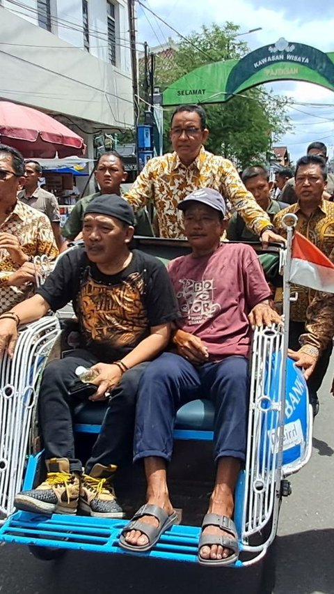 Anies Moments Riding a Pedicab after Meeting Sri Sultan HB X