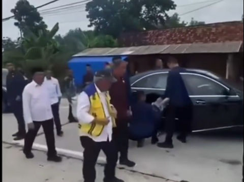 Viral Mobil Kepresidenan Bermasalah, Jokowi Jalan Kaki dan Lambaikan Tangan ke Warga