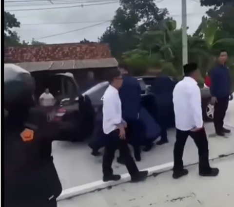 Viral Mobil Kepresidenan Bermasalah, Jokowi Jalan Kaki dan Lambaikan Tangan ke Warga