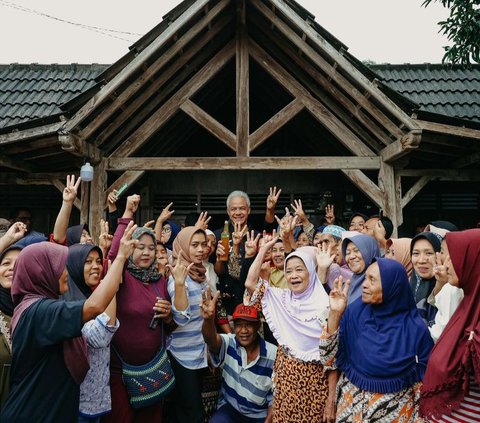 Ganjar Pranowo's Moment of Chatting in Angkringan and Staying at a Resident's House in Gunung Kidul