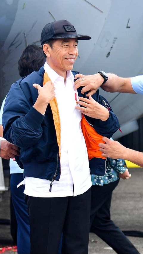 Momen Kasau Pakaikan Jokowi Jaket, Kasad Jenderal TNI Maruli Hormat ke Prabowo 