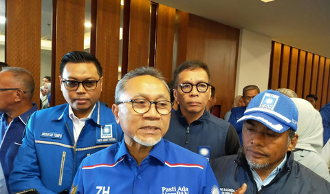 Kemudian Zulkifli Hasan yang merupakan Menteri Perdagangan.<br>