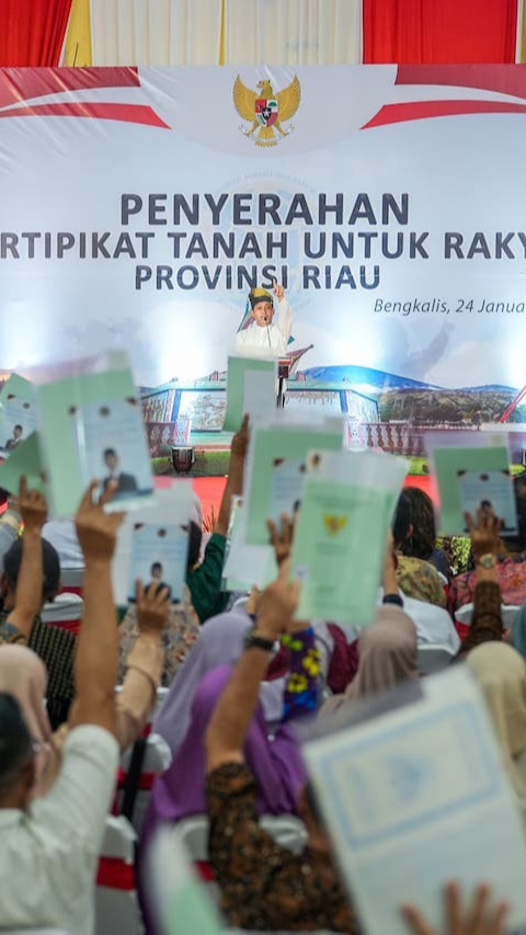 Bagikan Sertifikat Tanah di Bengkalis, Wamen Raja Juli: Mohon Dijaga Hasil Kerja Jokowi