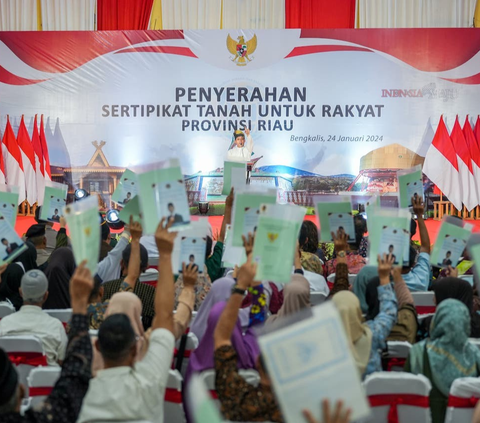 Bagikan Sertifikat Tanah di Bengkalis, Wamen Raja Juli: Mohon Dijaga Hasil Kerja Jokowi
